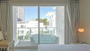 Deluxe Bath Pool View