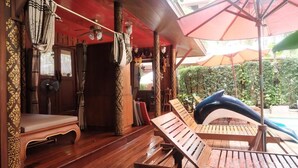 Piscine extérieure, chaises longues