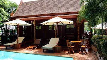 Outdoor pool, pool loungers