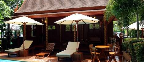 Utendørsbasseng og solsenger