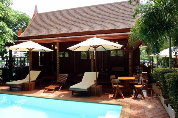 Outdoor pool, pool loungers - Orchid Resort Suvarnabhumi (Bangkok)