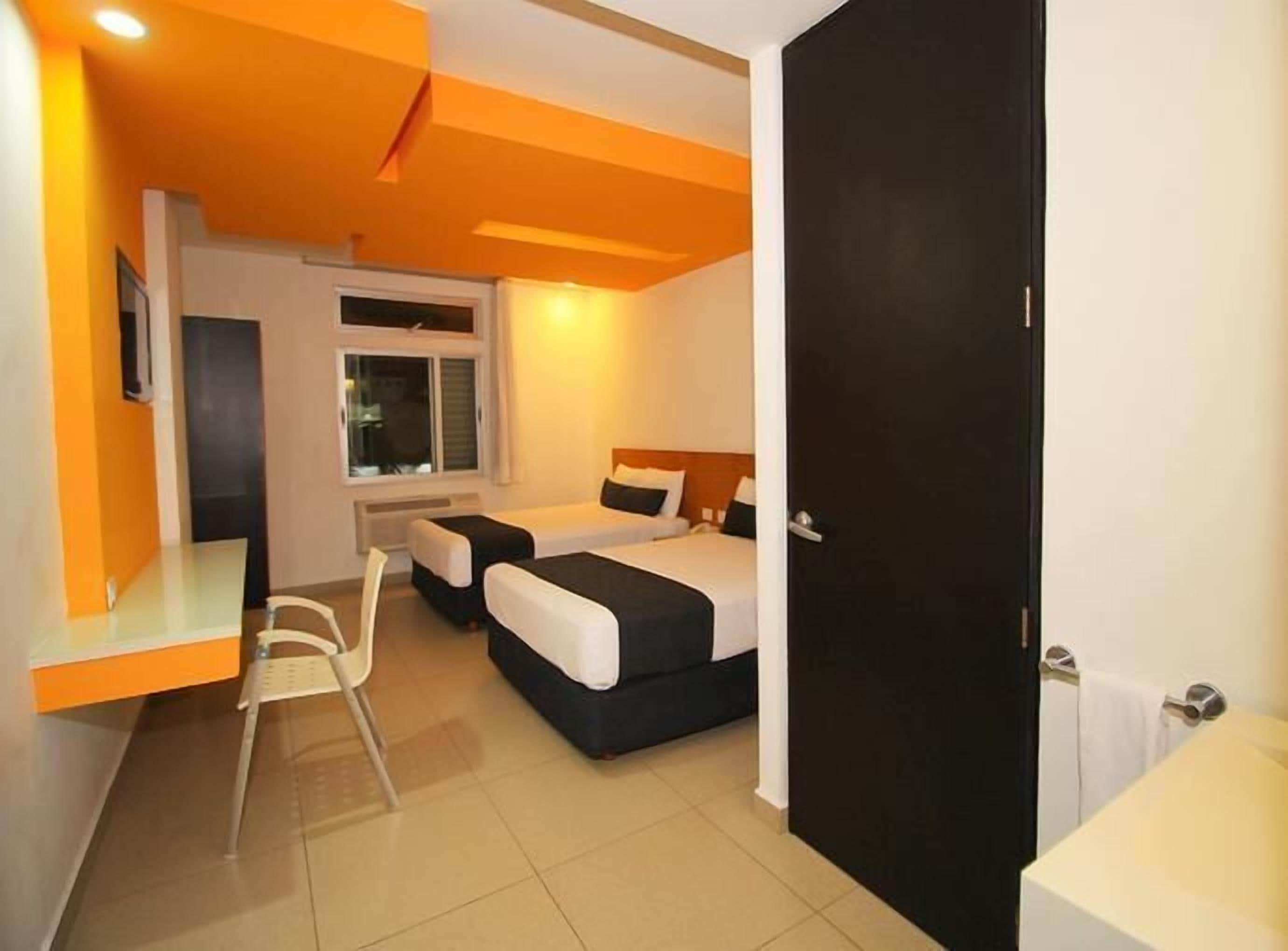 مكتب وتجهيزات عازلة للصوت ومكواة/لوح كي وواي فاي مجانًا