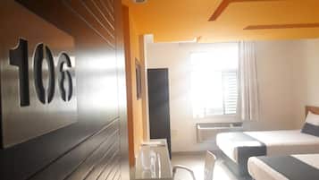 Habitación estándar, 2 camas dobles | Escritorio, sistema de insonorización, tabla de planchar con plancha