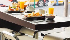 يتم تقديم الإفطار والغداء والعشاء