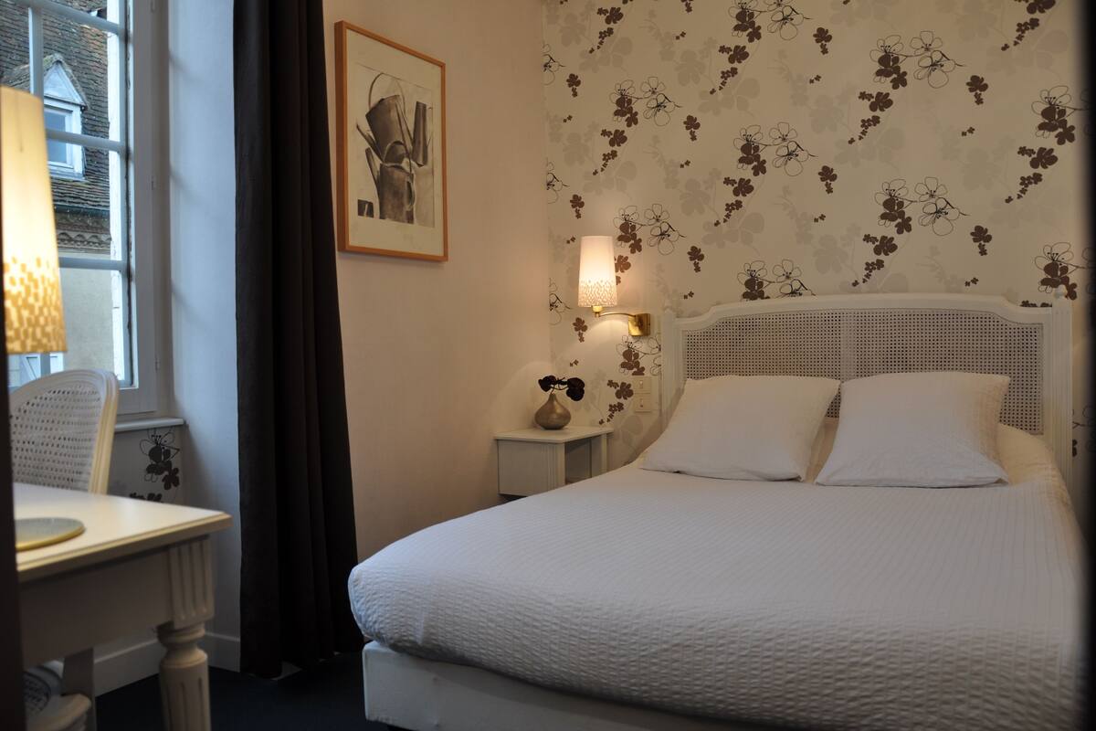 Biancheria da letto di alta qualità, una scrivania, tende oscuranti