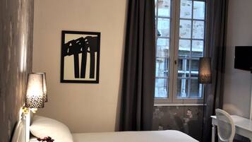 Premium bedding, desk, blackout drapes, free cribs/infant beds