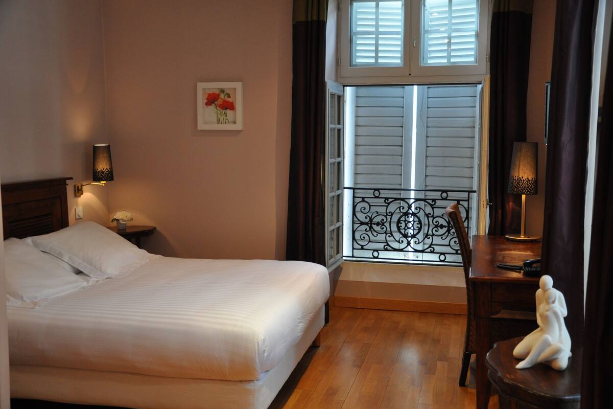 Ropa de cama de alta calidad, escritorio y cortinas blackout