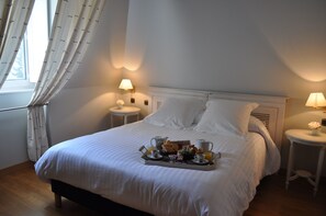 Premium bedding, desk, blackout drapes, free cribs/infant beds - The Originals City, Hôtel La Reine Jeanne, Orthez (Inter-Hotel) (Orthez)