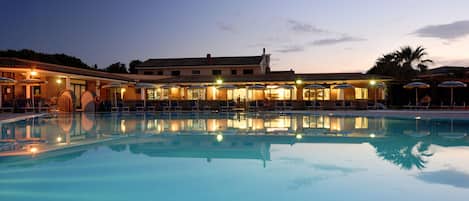 Outdoor pool, pool loungers