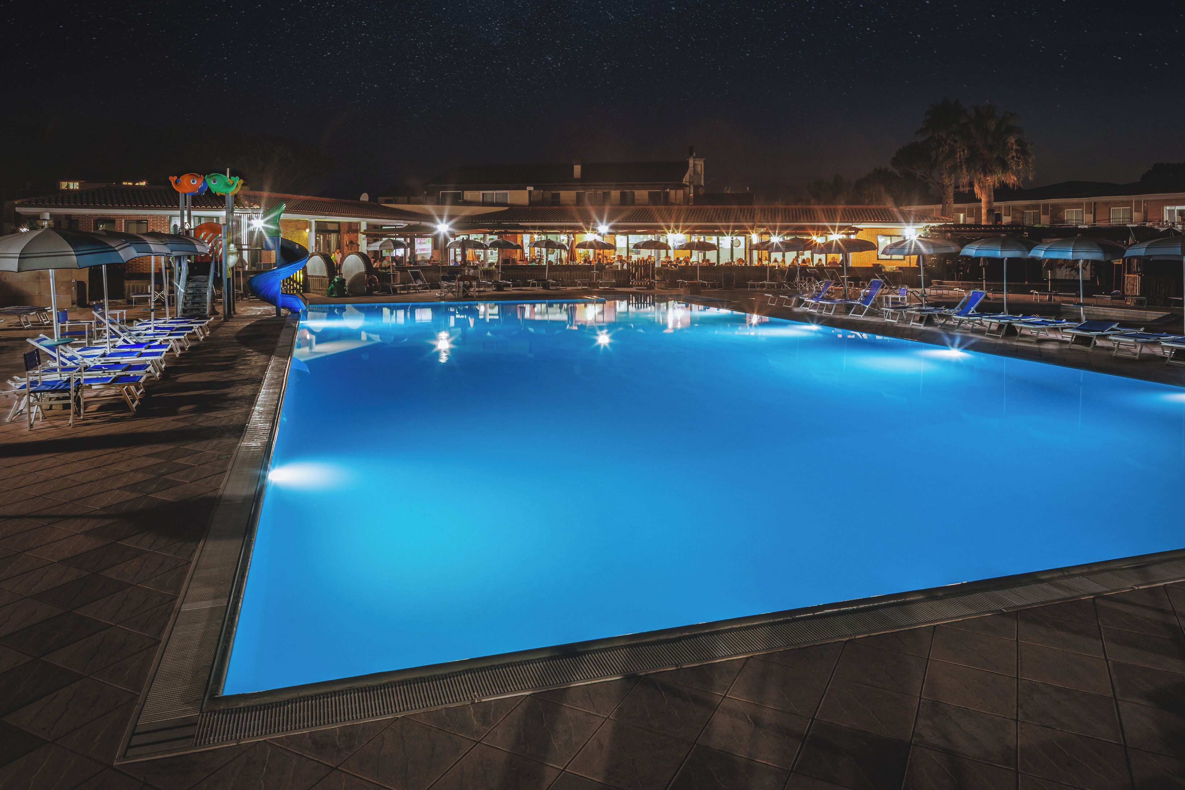 Piscine extérieure, chaises longues