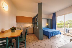 Kolmen hengen huone | Tallelokero huoneessa, vauvansängyt, pääsy pyörätuolilla