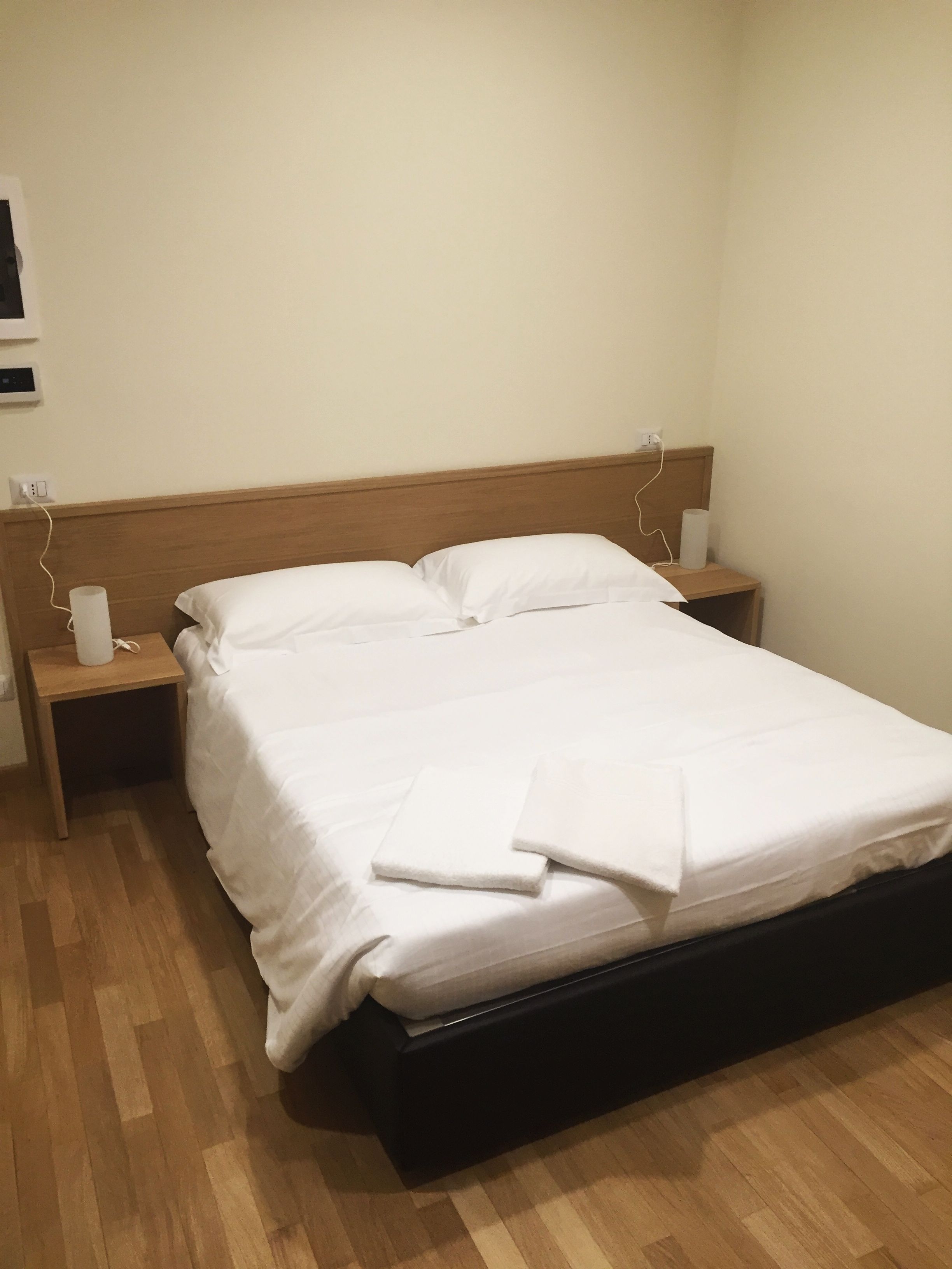 family room | premium bedding, pillow-top beds, in-room safe, desk