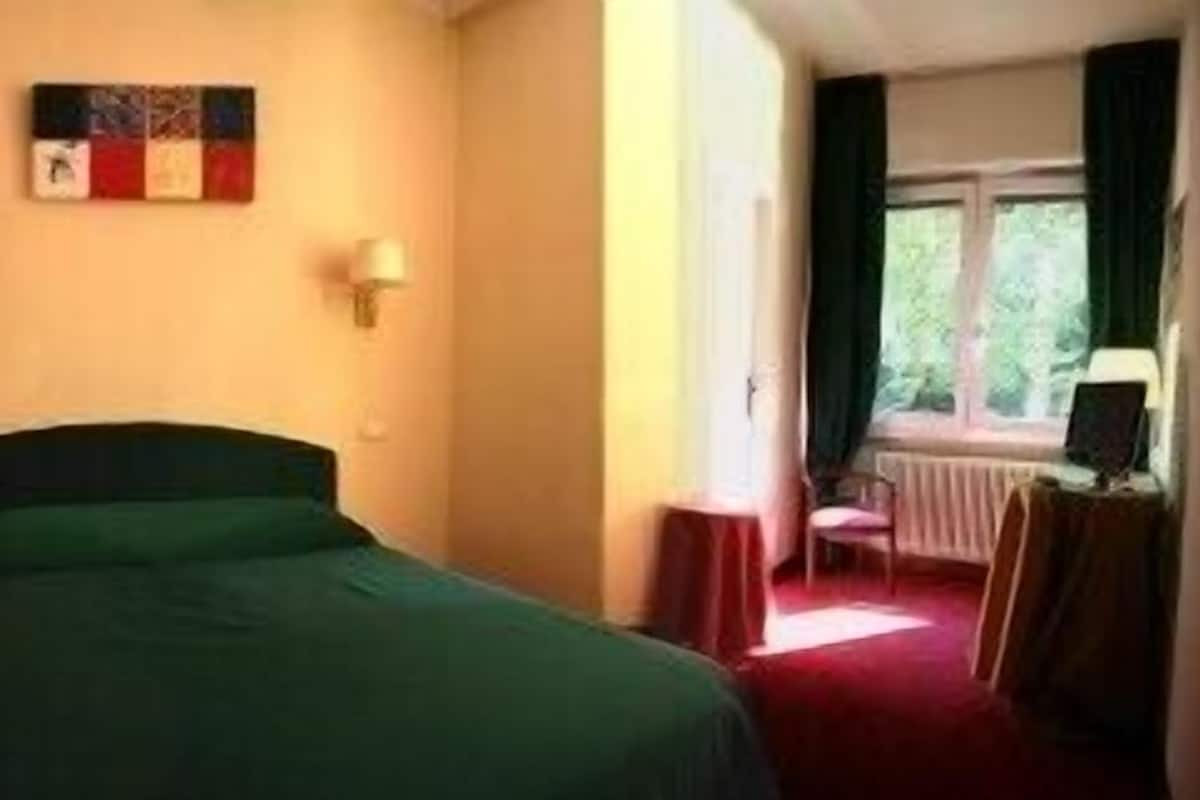 Tweepersoonskamer | Luxe beddengoed, pillowtop-bedden, een kluis op de kamer, een bureau
