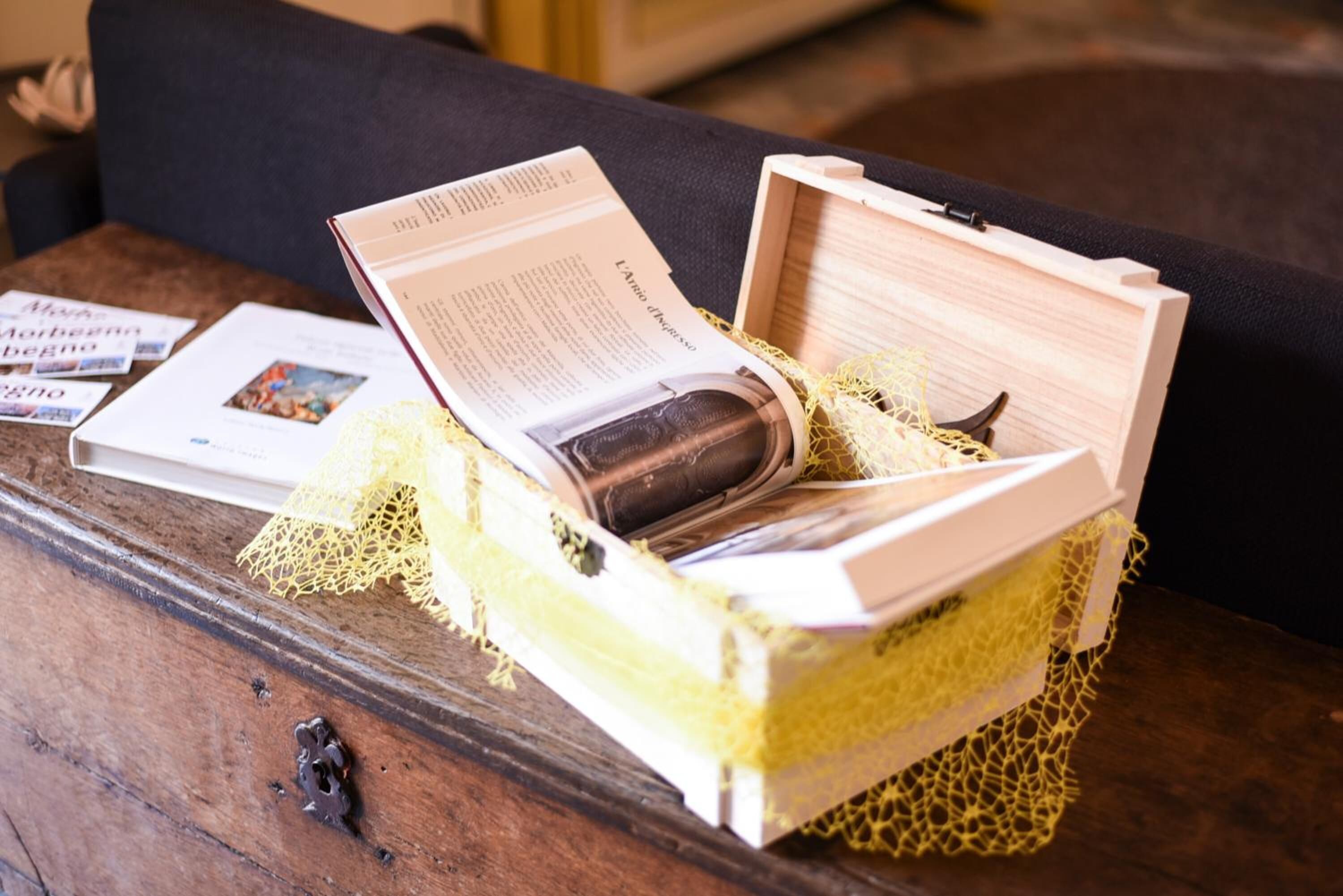 shower, free toiletries, bidet, towels