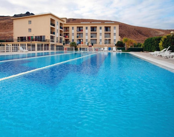 Seasonal outdoor pool, sun loungers - INATEL Porto Santo Hotel (Porto Santo)