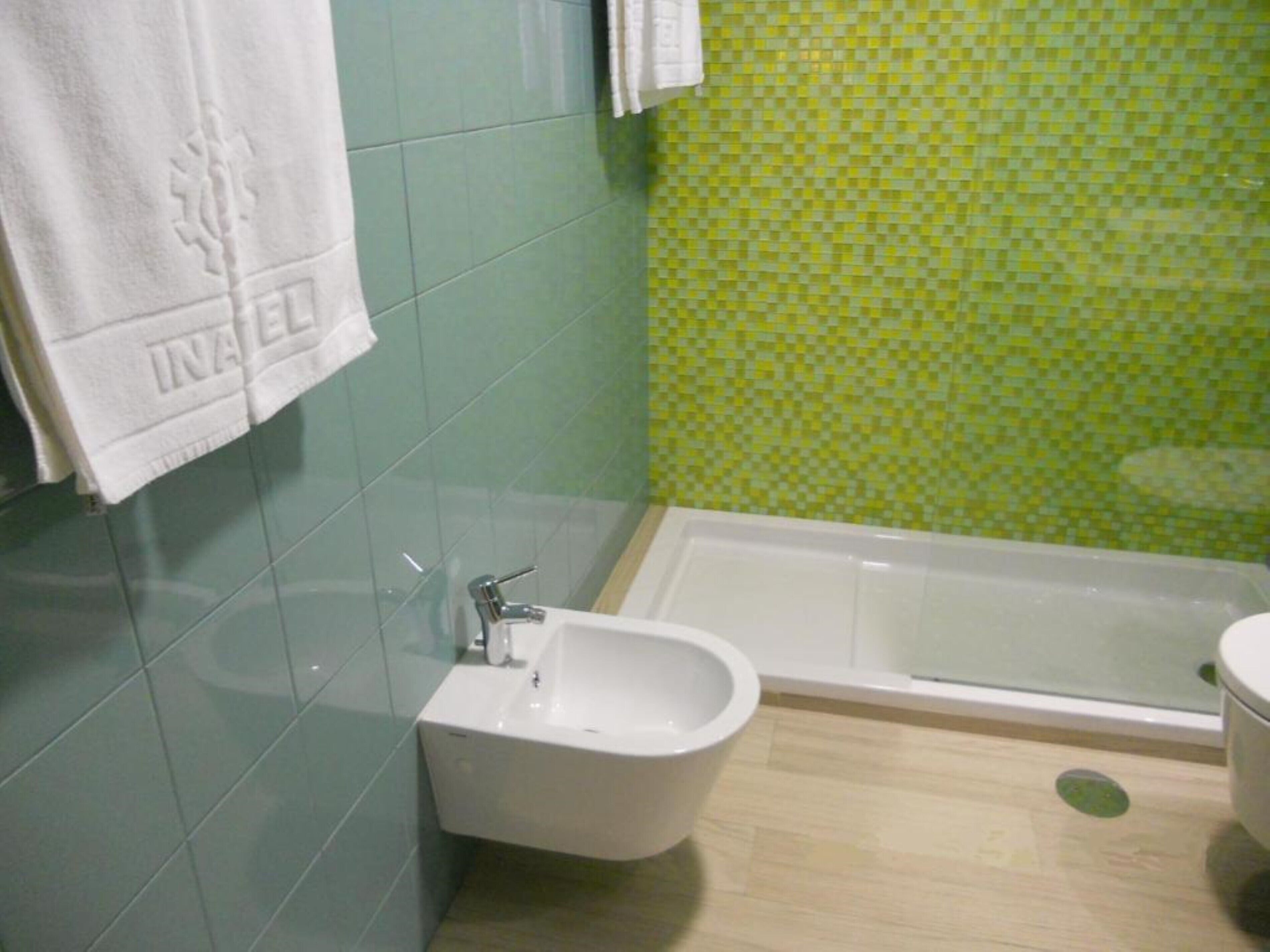 free toiletries, towels