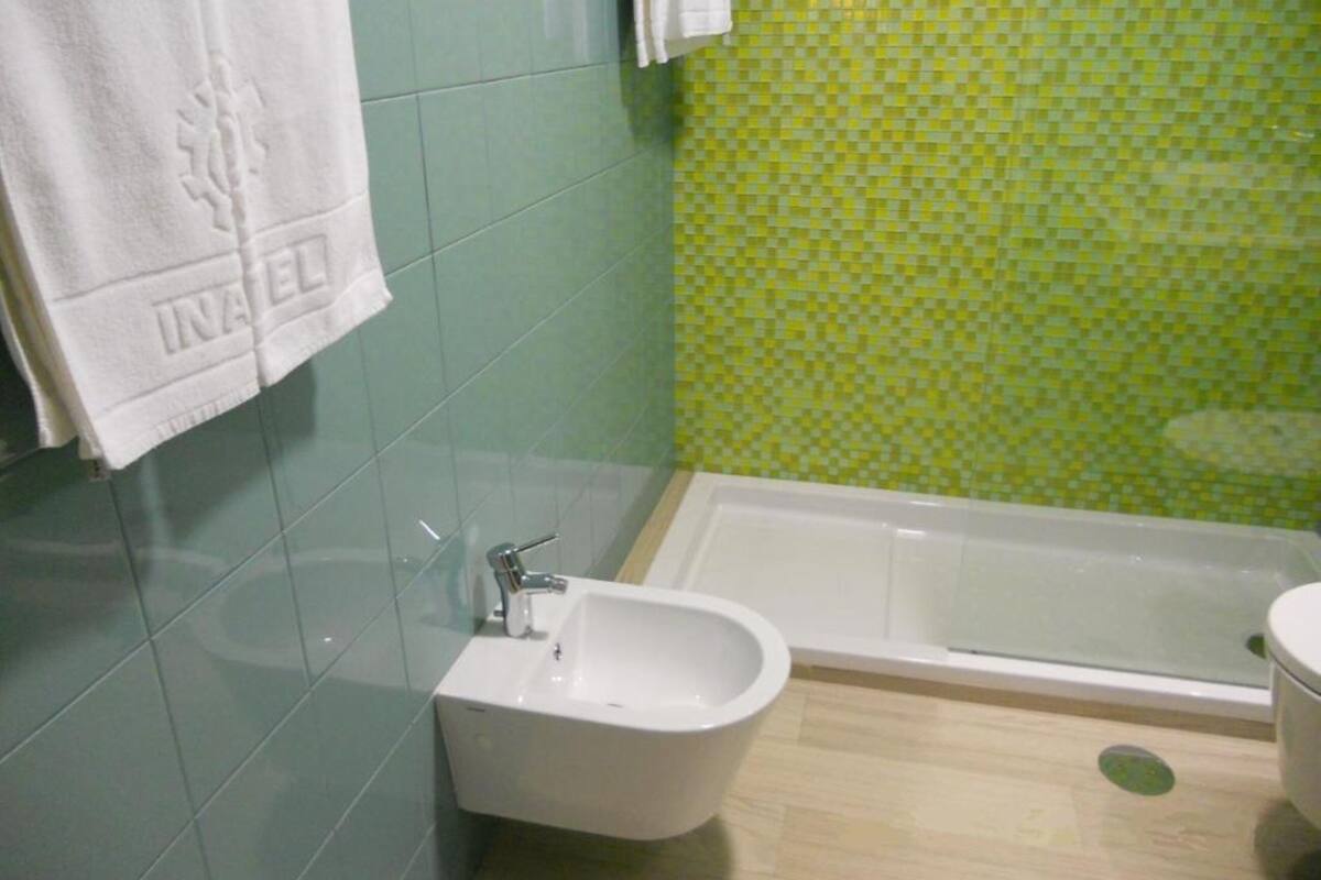 free toiletries, towels