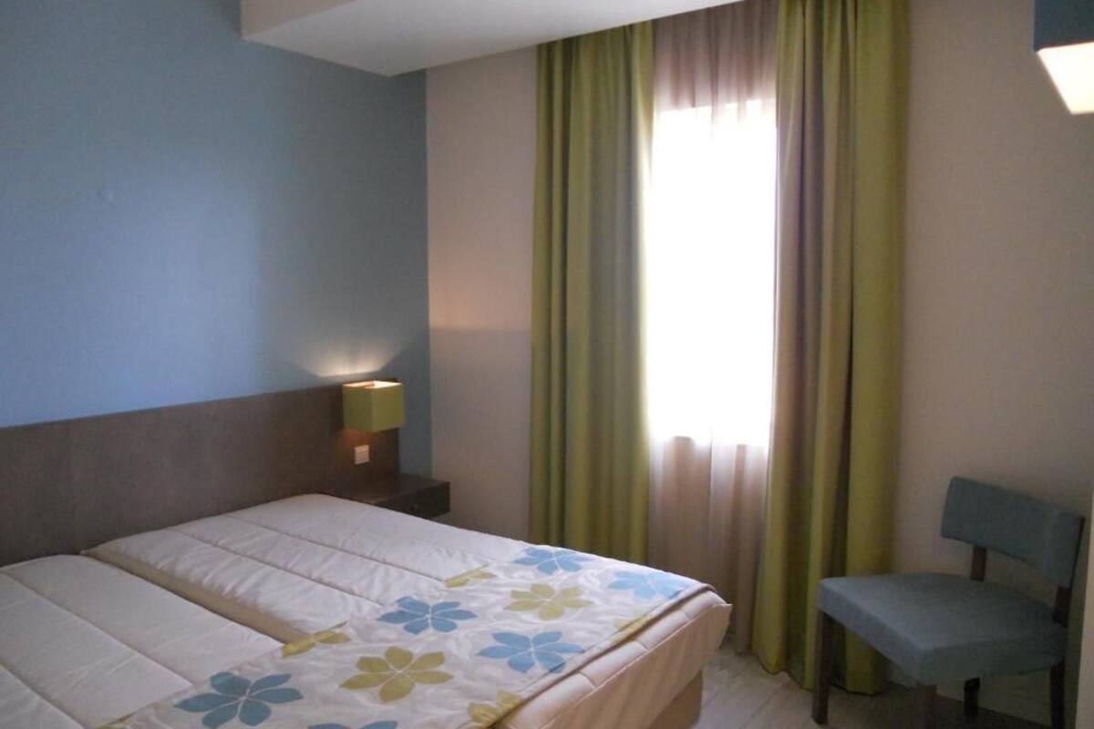 1 slaapkamer, een kluis op de kamer, een bureau, geluiddichte muren