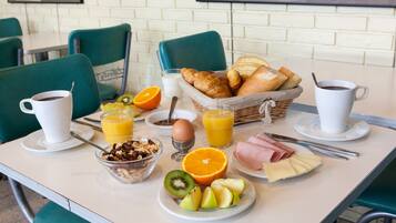 Petit déjeuner buffet servi tous les jours en supplément