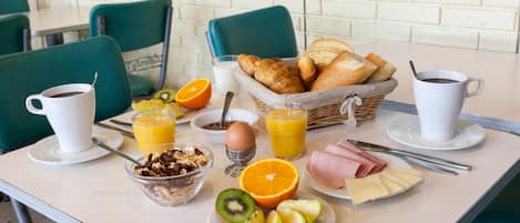 Buffet déjeuner (8 EUR par personne)