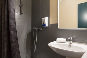 Douche, sèche-cheveux, serviettes fournies
