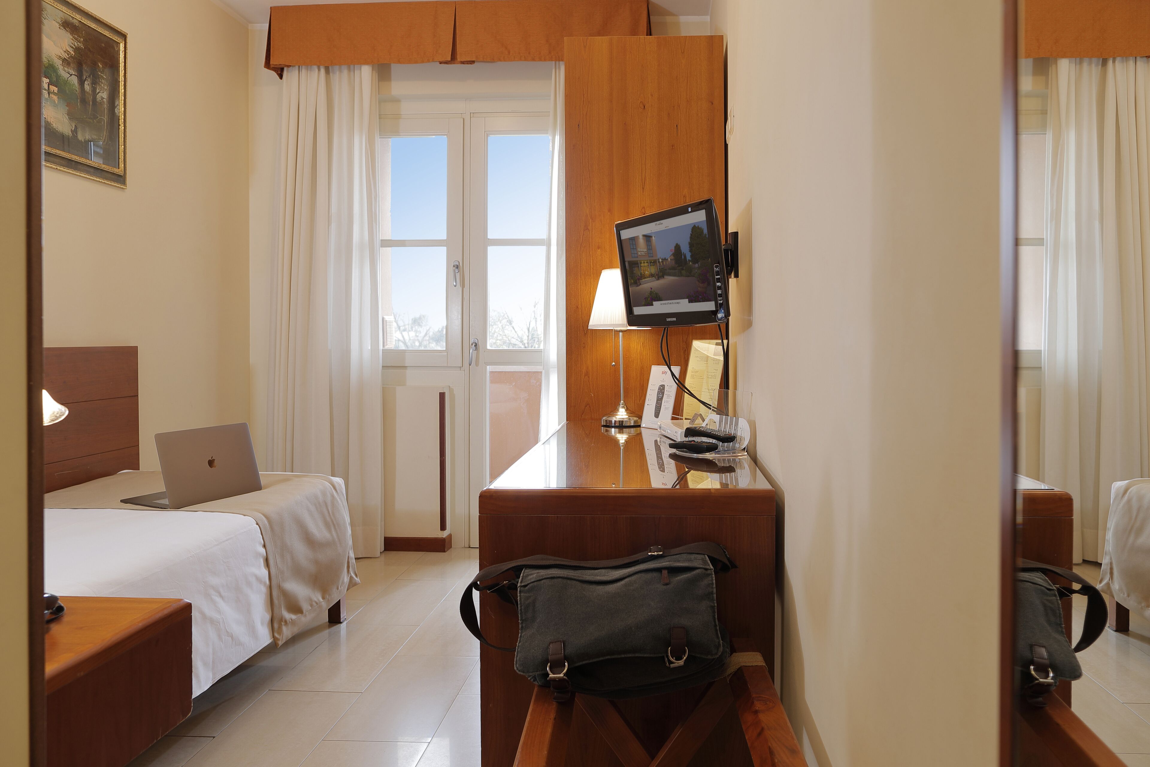 single room | 1 bedroom, minibar, in-room safe, desk
