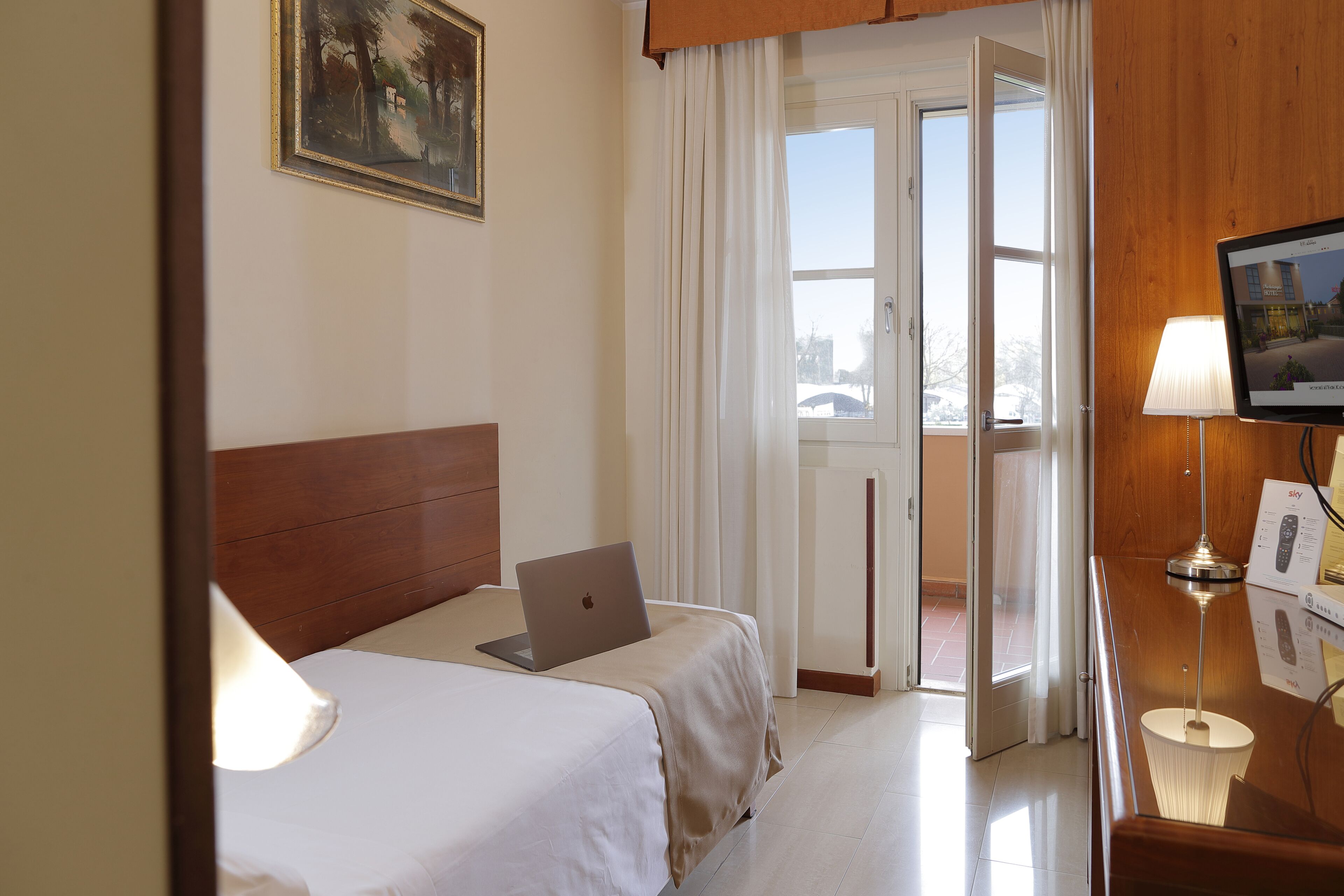 single room | 1 bedroom, minibar, in-room safe, desk