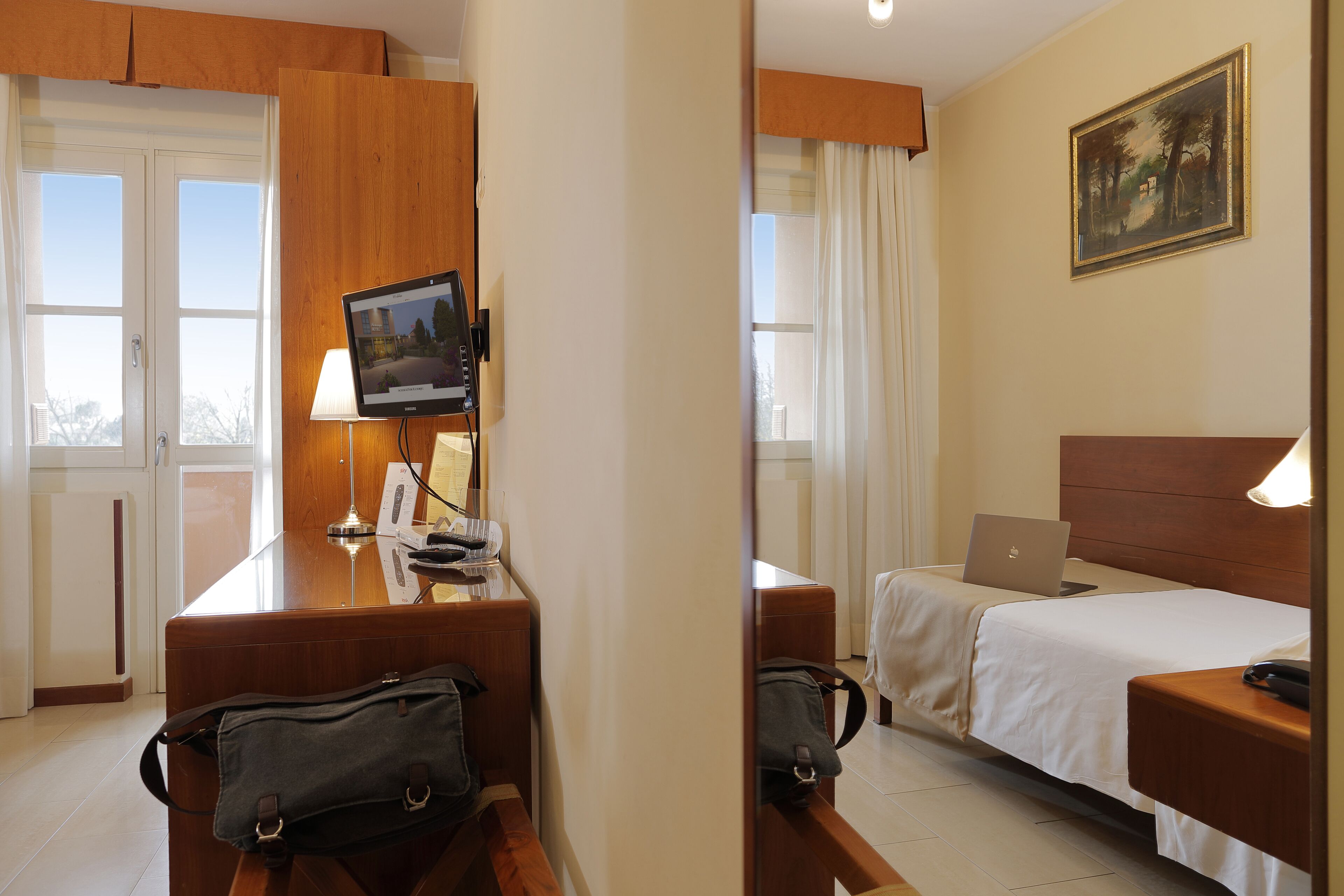 single room | 1 bedroom, minibar, in-room safe, desk