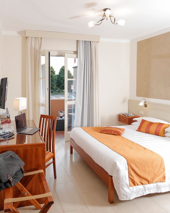 Superior Double Room | Minibar, in-room safe, desk, soundproofing - Hotel Michelangelo (Terranuova Bracciolini)