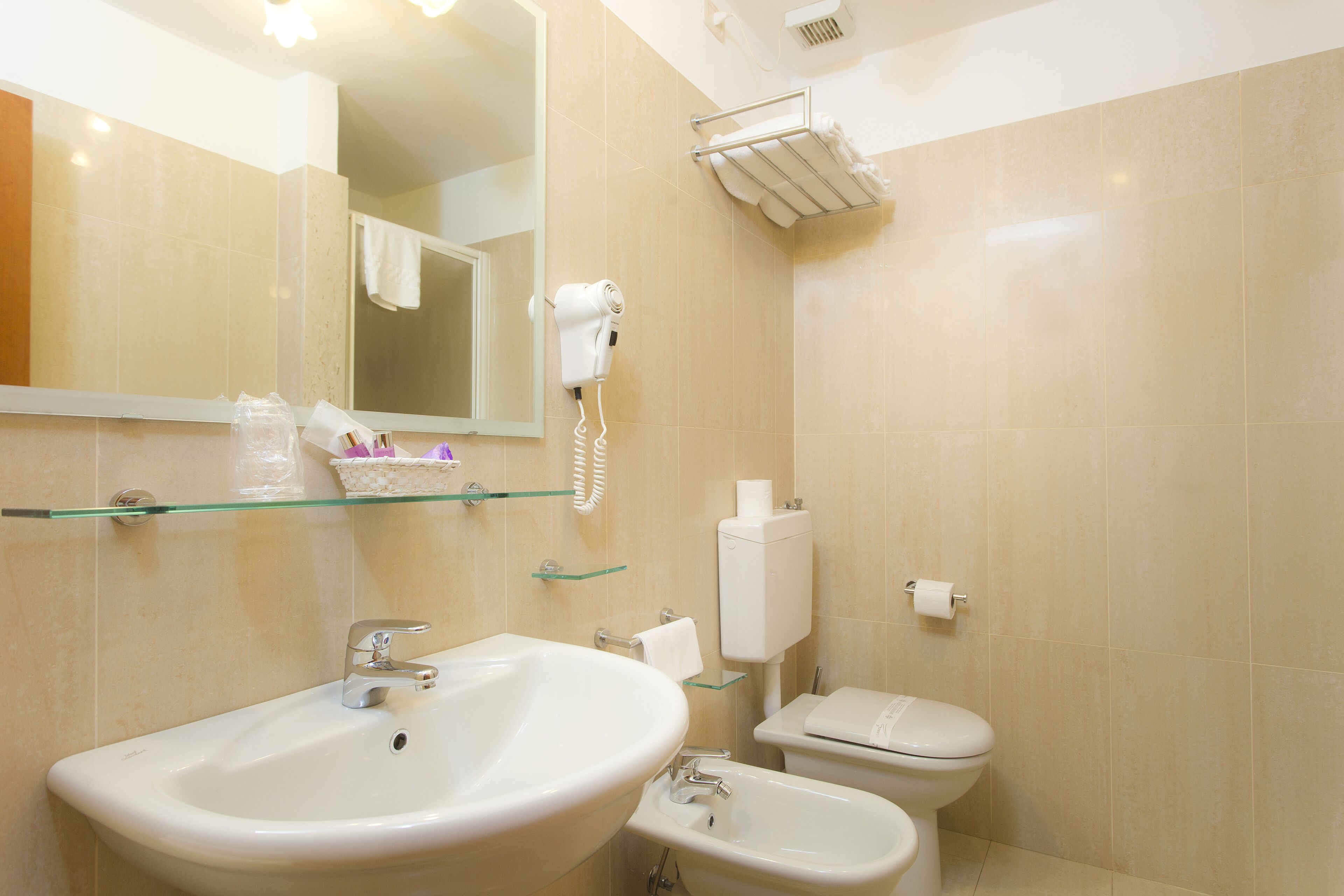 jetted bath, hair dryer, bidet, towels