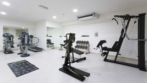 A gym with cardio machines, weightlifting equipment, and dumbbells. - Hotel Michelangelo (Terranuova Bracciolini)