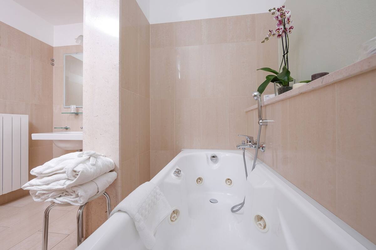 suite | 1 bedroom, minibar, in-room safe, desk