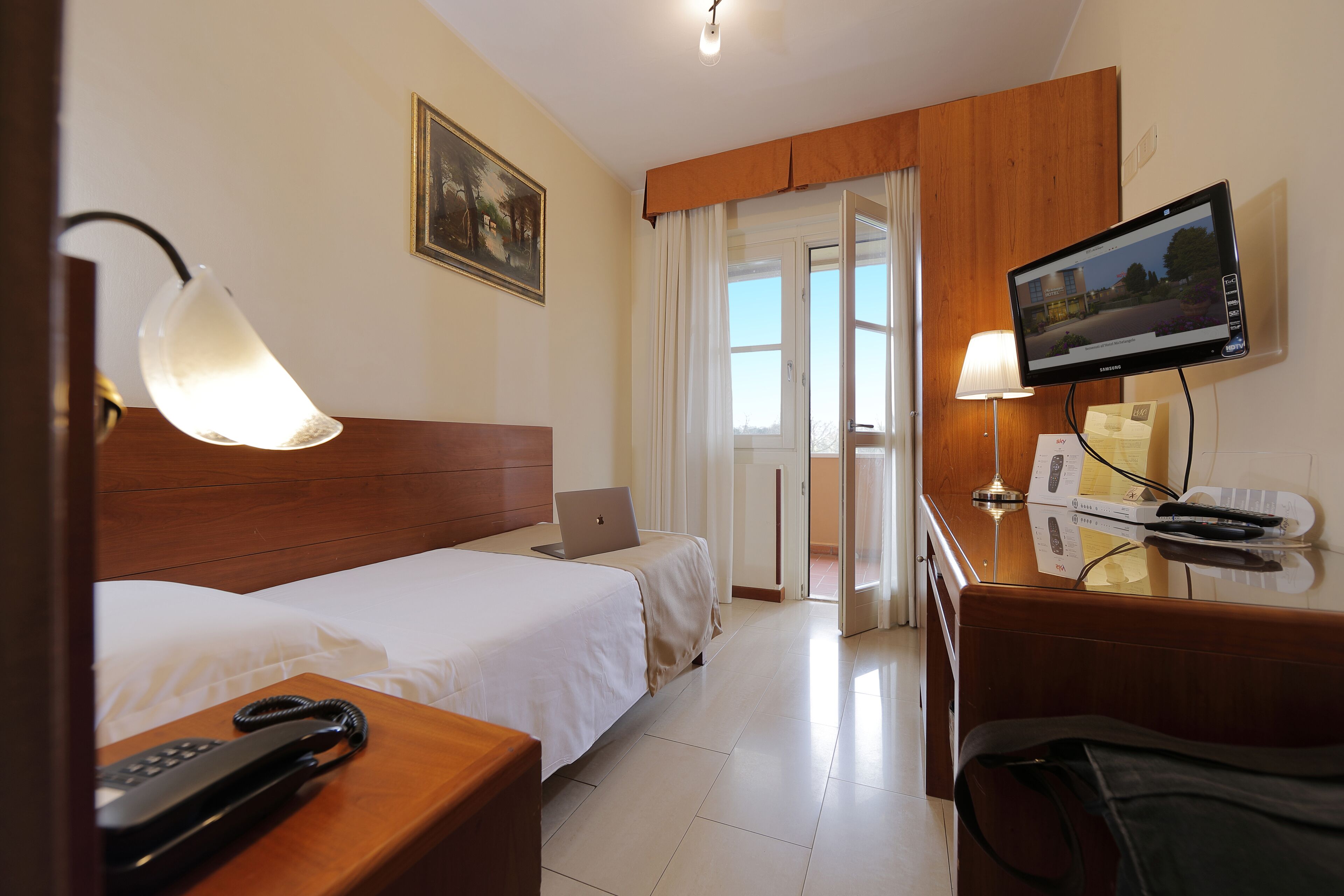 single room | 1 bedroom, minibar, in-room safe, desk