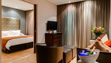 Habitación, 1 cama de matrimonio grande | Caja fuerte, escritorio, sistema de insonorización y wifi gratis