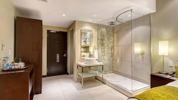 Bañera y ducha independientes y cabezal de ducha tipo lluvia