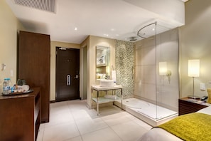 Baignoire et douche séparées, douche à « effet pluie »