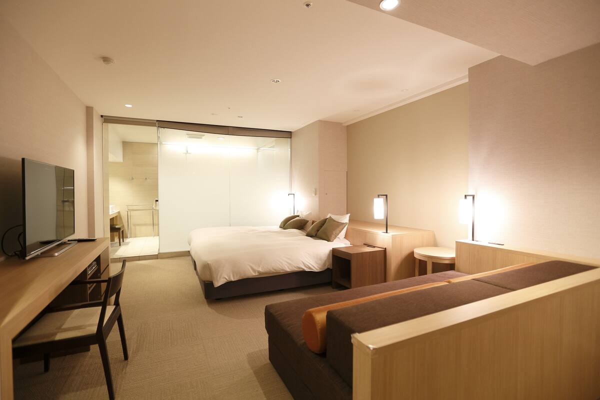 Twin Room, Hot Tub