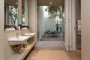 Fynbos Executive Suite | Salle de bain | Baignoire et douche séparées, baignoire profonde, douche cascade
