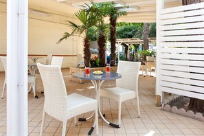 Outdoor dining - Hotel Fabrizio (Rimini)