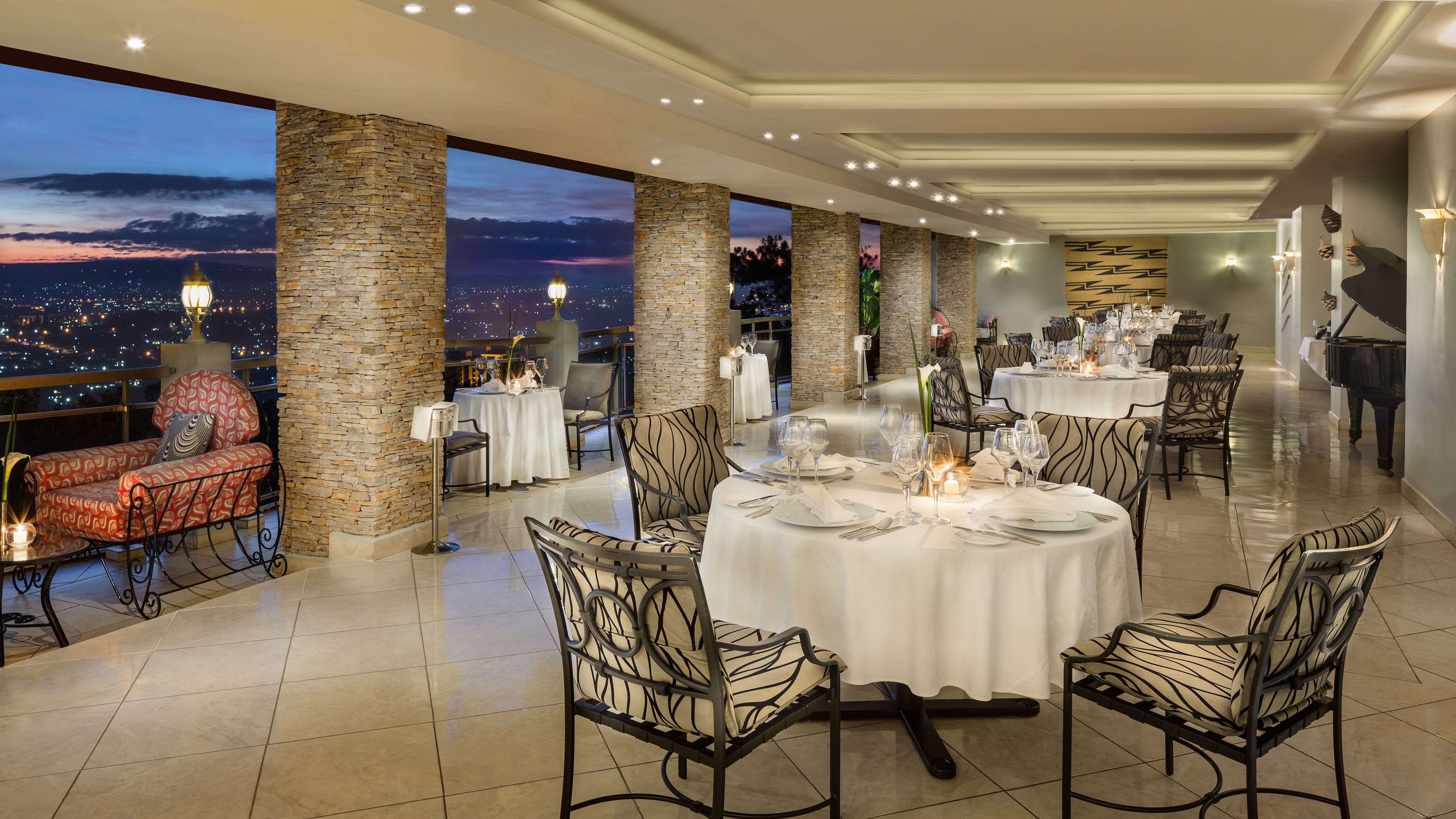 3 restaurantes, se sirve desayuno 