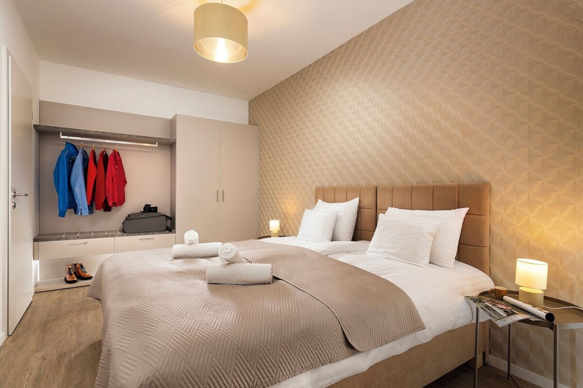Hypo-allergenic bedding available, in-room safe, desk, laptop workspace