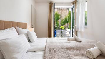 Apartamento, 2 quartos, sacada (Off-Site) | Roupas de cama antialérgicas, cofres nos quartos