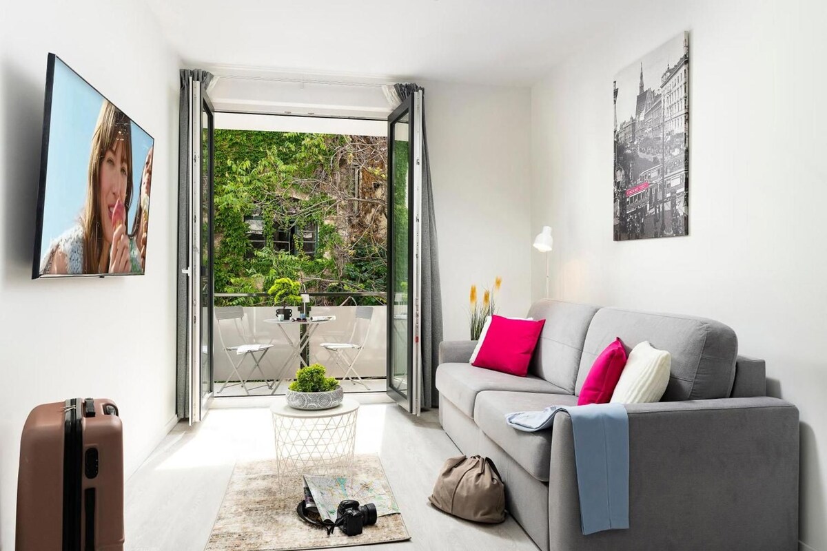 Living area | 55-cm LCD TV with cable channels, TV