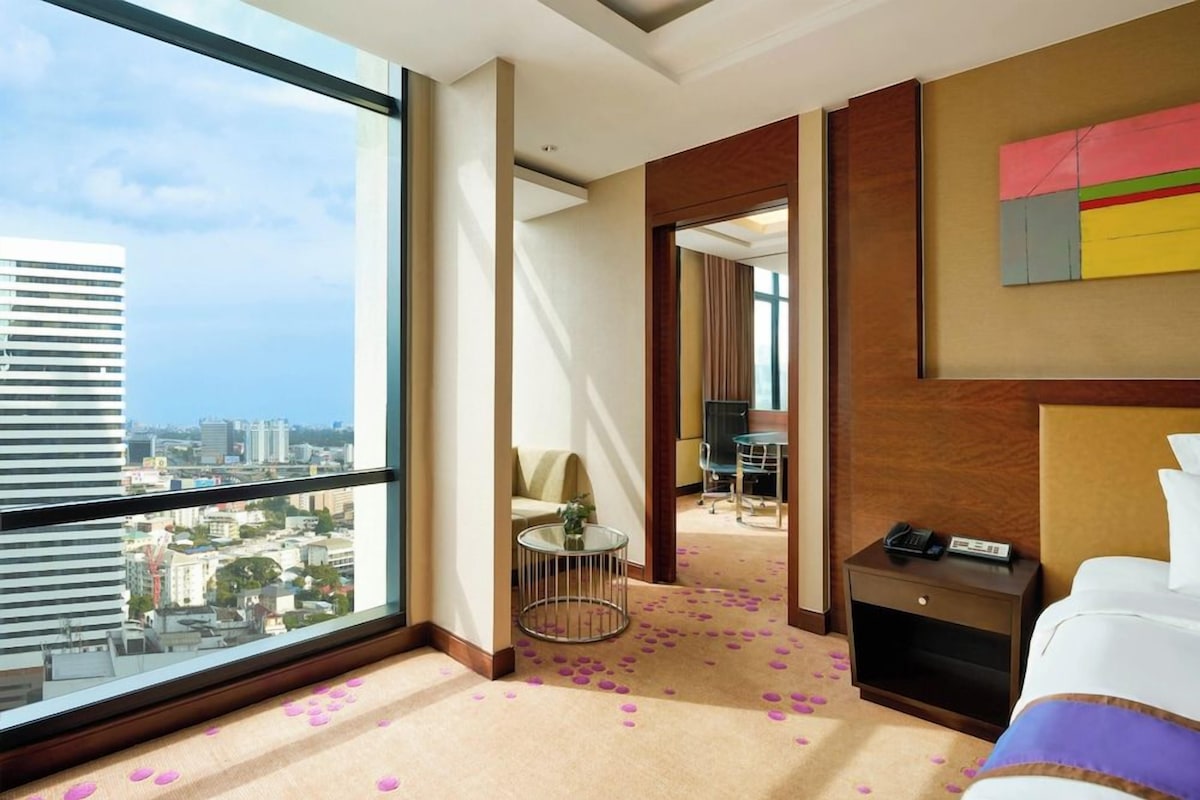 Premium bedding, minibar, in-room safe, desk