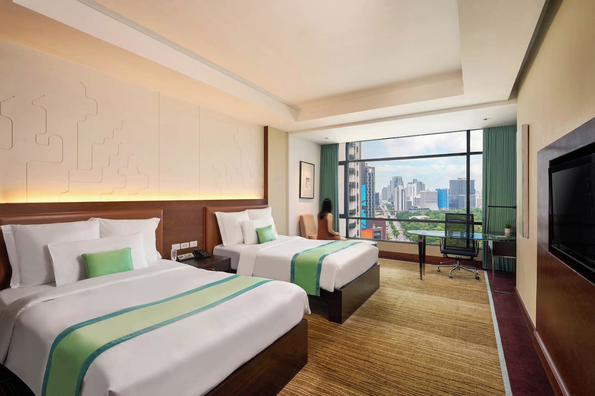 Premium bedding, minibar, in-room safe, desk