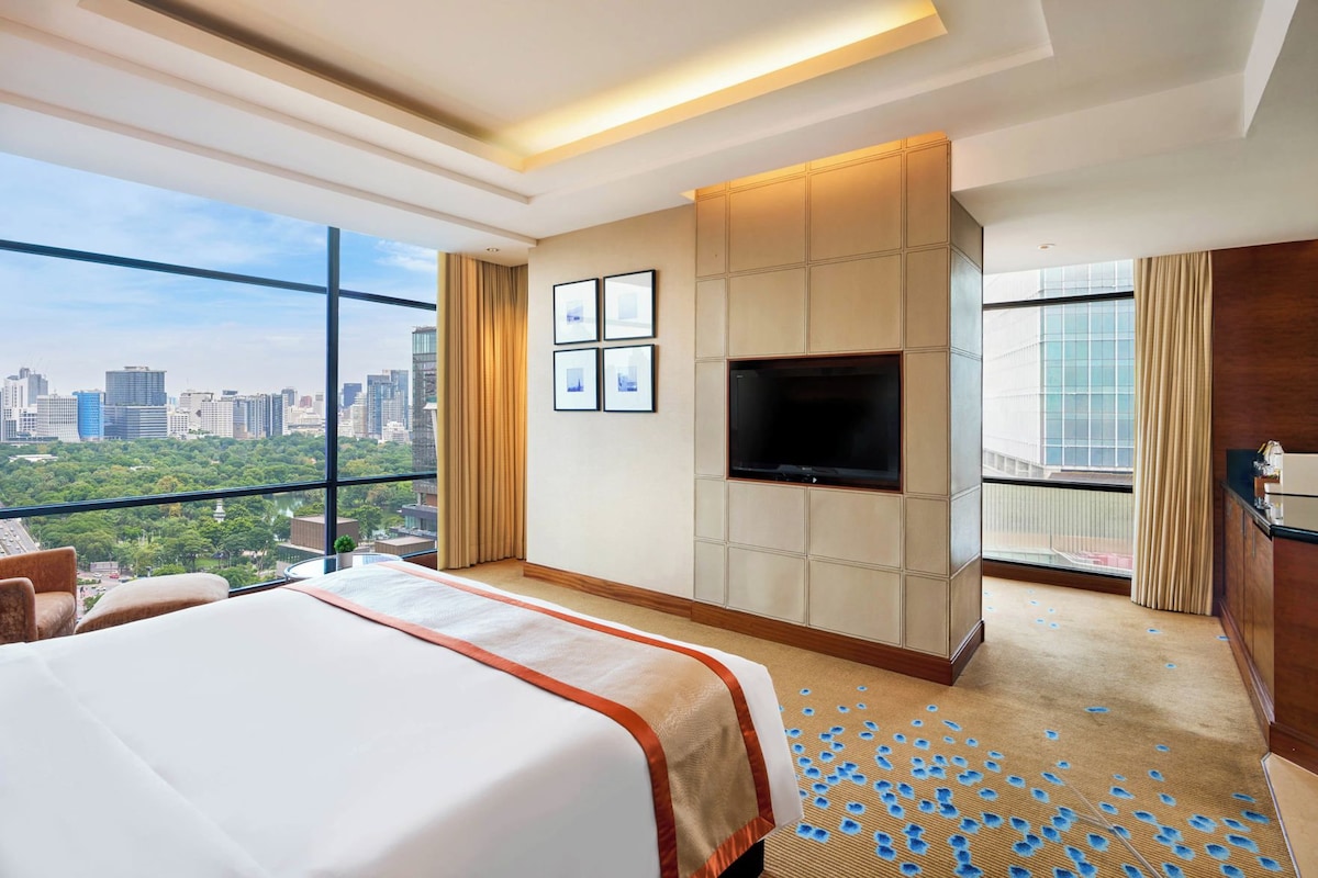 Premium bedding, minibar, in-room safe, desk