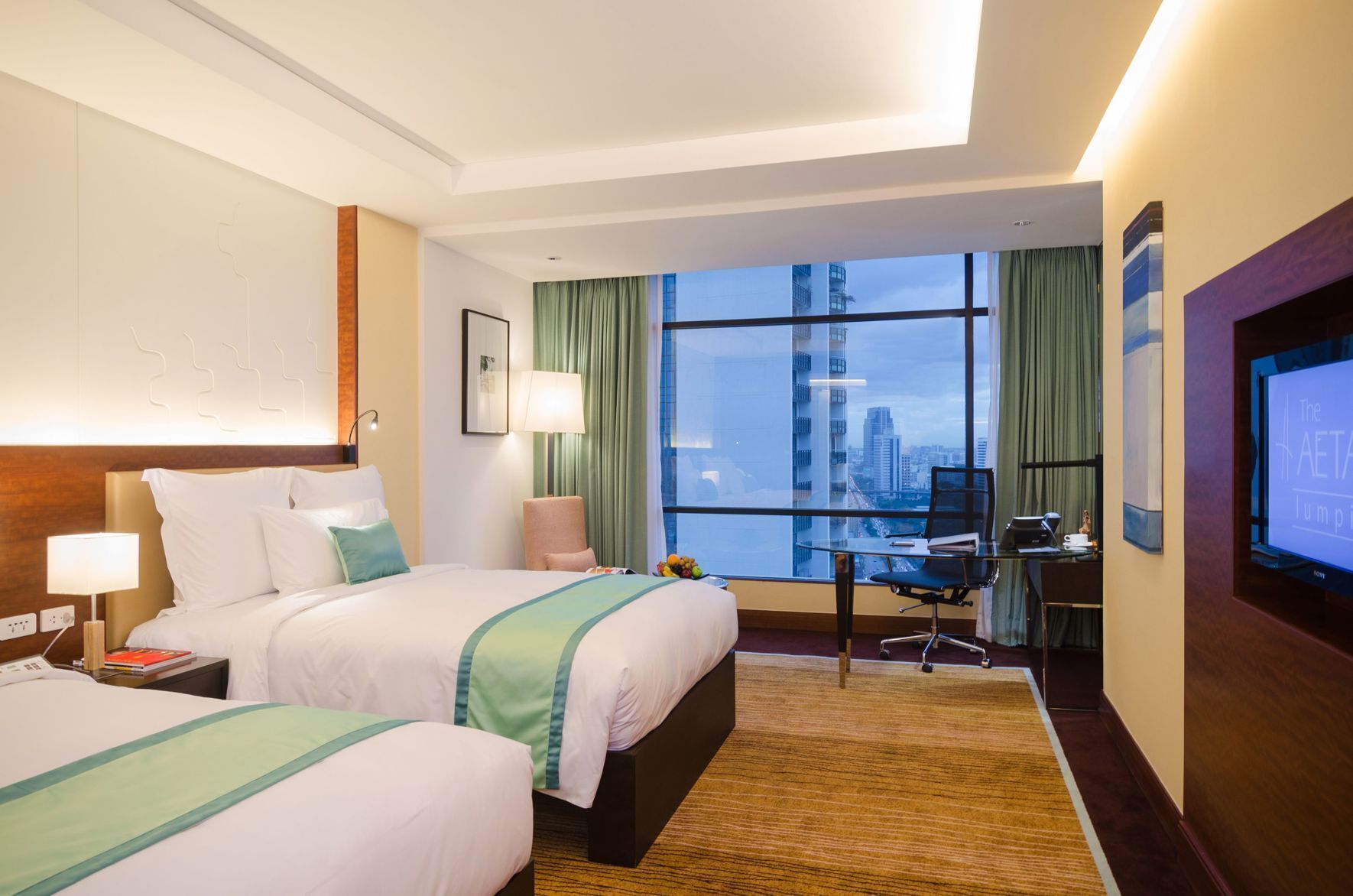 Peralatan tempat tidur premium, bar mini, peti besi dalam bilik, meja 