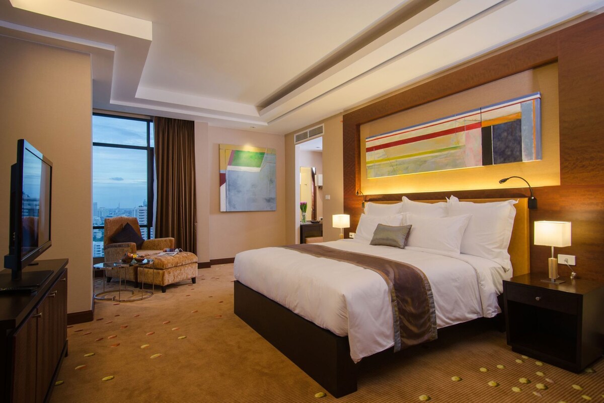 Premium bedding, minibar, in-room safe, desk