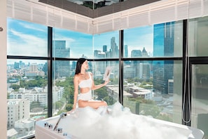 Premier Suite | Bathroom | Separate tub and shower, free toiletries, hair dryer, bathrobes - AETAS lumpini (Bangkok)