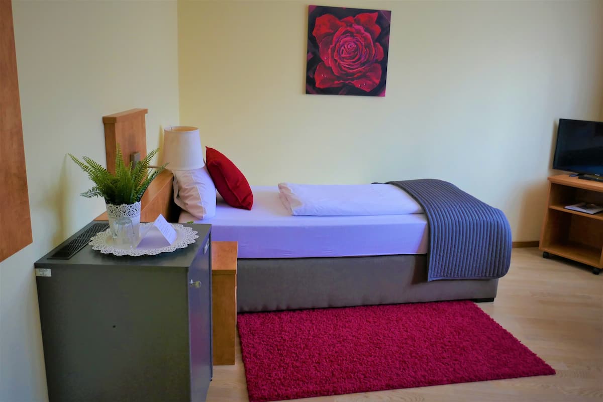 Classic Single Room, Private Bathroom | 1 bedroom